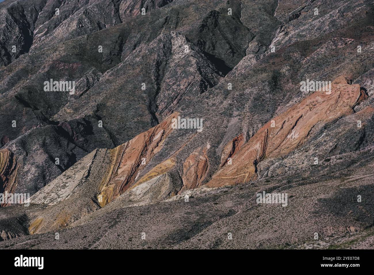 Nahaufnahme der Paleta del Pintor (Monolith Painter`s Palette), einer farbenfrohen Bergkette in Maimara, Jujuy, Argentinien Stockfoto